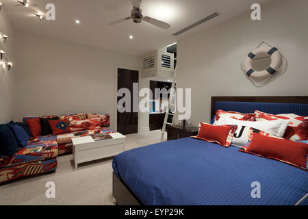Marine - themenorientiertes Schlafzimmer mit einem Ecksofa und und einem Kaffee-Tisch Stockfoto