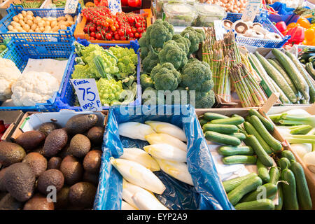 Markt ist ein wichtiger Ort für britische Leute, Gemüse, Kleider, Souvenirs, Lebensmittel. Portobello ist ein Symbol von London. Stockfoto