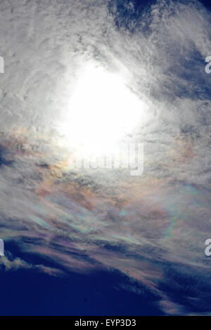 Epsom, Surrey, UK. 2. August 2015. Zwei seltene optische Phänomene waren sichtbar in den Himmel über Epsom Surrey heute. Ein Halo Sonne folgte das bunte Display genannt Circumhorizontal Bogen oder "Feuer Regenbogen", die selten in Nordeuropa zu sehen ist. Ein Circumhorizontal Bogen ist ein optisches Phänomen - ein Eis-Halo gebildet durch die Brechung der Sonne in plattenförmigen Eiskristalle ausgesetzt in der Atmosphäre, in der Regel in Cirrus oder Cirrostratus Wolken. Rot ist die oberste Farbe. Wenn die Halo-bildende Wolke klein oder lückenhaft ist, sind oft nur Fragmente des Bogens wie hier gesehen. © Julia Gavin UK/Alamy L Stockfoto