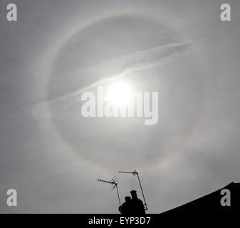 Epsom, Surrey, UK. 2. August 2015. Zwei seltene optische Phänomene waren sichtbar in den Himmel über Epsom Surrey heute. Zunächst wie ein Tal der dünnen Wolke über den Himmel wandert, ist ein Halo um die Sonne zu sehen. Die Rundschreiben (oder 22 Grad) Halo ist ein optisches Phänomen, produziert von Licht, die Interaktion mit Eiskristallen in der Atmosphäre, ein Regenbogen-Effekt um die Sonne ausgesetzt. Dem folgte eines Circumhorizontal Bogens die viel seltener ist. Bildnachweis: Julia Gavin UK/Alamy Live-Nachrichten Stockfoto