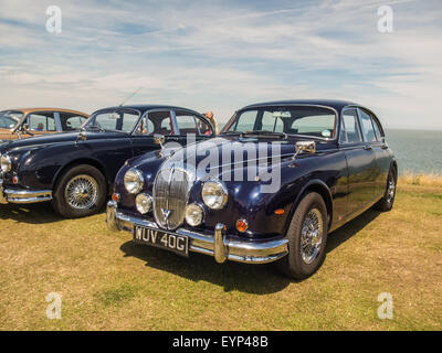 Whitstable, Großbritannien, 2. August 2015. Eine Vintage Jaguar auf dem Display für die Besucher Tankerton Pisten auf der Oldtimer-motor-Show in der Sonne in Whitstable, Kent. Bildnachweis: CBCK-Christine/Alamy Live-Nachrichten Stockfoto