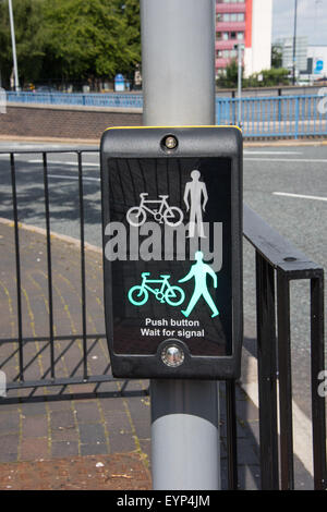 Fußgängerüberweg grüne Mensch und Fahrrad gehen melden Sie Wolverhampton West Midlands UK Stockfoto