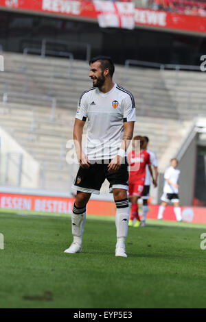 Köln, Deutschland. 2. August 2015. Pre-Season Turnier. Colonia-Cup. FC Köln gegen Valencia vgl. Negredo genießen ein Wort mit der Bank. Bildnachweis: Aktion Plus Sport/Alamy Live-Nachrichten Stockfoto