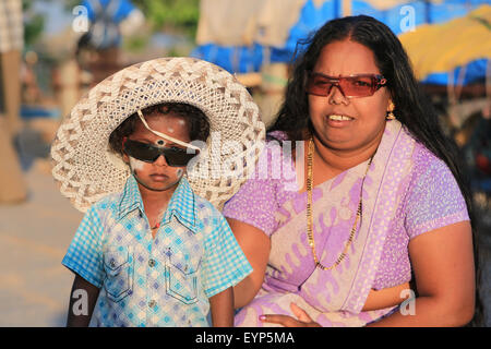 Editorial: Indische Mutter mit ihrem schönen Sohn mit großen Hut in Hampi, Hampi, 3. März 2013, Indien. Stockfoto