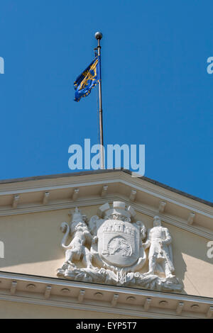 Lemberg, Wappen und Flagge gegen klaren Himmel am Rathaus auf dem Marktplatz. Ukraine. Stockfoto