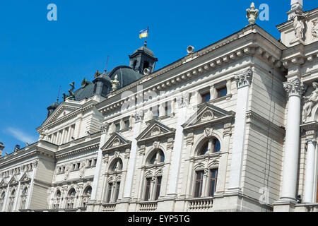 Seitenfassade Lemberg Staatliche Akademische Opern-und Ballett-Theater. Es wurde in der klassischen Tradition der Renaissance und des Barock Bogen gebaut. Stockfoto