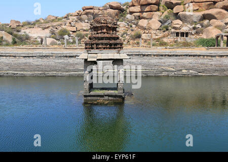 Alten Wasserbecken und Tempel in Krishna Markt, Hampi, Bundesstaat Karnataka, Indien Stockfoto