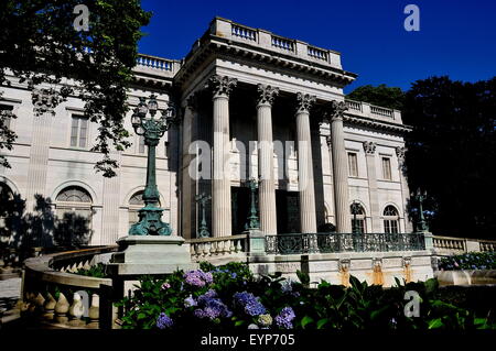 Newport, Rhode Island: 1892 Marmor-Haus, entworfen vom Architekten Richard Morris Hunt, als Sommerhaus für Alva und William Vanderbilt Stockfoto