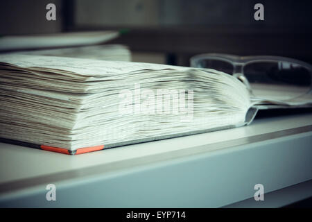 Dicken Labor-Journal mit Schutzbrillen, Nahaufnahme, soft-Fokus Stockfoto