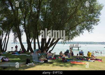 UBERLINGEN, Bodensee, Deutschland - entspannen im Schatten im Westen Strand Lido an einem heißen Tag im Sommer Stockfoto