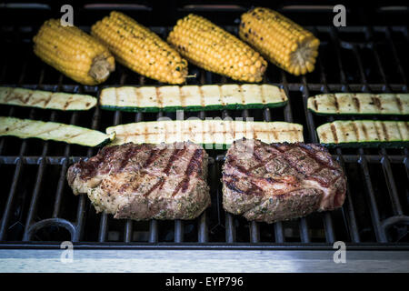 Rib-Eye Steak mit Zucchini und Mais auf Gas-Grill, soft-Fokus Stockfoto