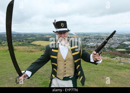 County Wexford, Irland. 2. August, stellt 2015.A Re-Enactor vor die Nachstellung der Schlacht von Vinegar Hill in der Nähe von Enniscorthy Stadt im County Wexford, Irland Darstellung einer historischen Schlacht zwischen der United Irishmen und britischen Truppen im Jahr 1798. Bildnachweis: Brendan Donnelly/Alamy Live-Nachrichten Stockfoto