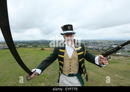 County Wexford, Irland. 2. August, stellt 2015.A Re-Enactor vor die Nachstellung der Schlacht von Vinegar Hill in der Nähe von Enniscorthy Stadt im County Wexford, Irland Darstellung einer historischen Schlacht zwischen der United Irishmen und britischen Truppen im Jahr 1798. Bildnachweis: Brendan Donnelly/Alamy Live-Nachrichten Stockfoto