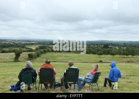 County Wexford, Irland. 2. August abwarten 2015.Early Zuschauer, die Nachstellung Schlacht von Vinegar Hill in der Nähe von Enniscorthy Stadt im County Wexford, Irland Darstellung einer historischen Schlacht zwischen der United Irishmen und britischen Truppen im Jahr 1798. Bildnachweis: Brendan Donnelly/Alamy Live-Nachrichten Stockfoto