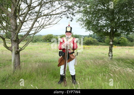 County Wexford, Irland. 2. August, stellt 2015.A Re-Enactor vor die Nachstellung der Schlacht von Vinegar Hill in der Nähe von Enniscorthy Stadt im County Wexford, Irland Darstellung einer historischen Schlacht zwischen der United Irishmen und britischen Truppen im Jahr 1798. Bildnachweis: Brendan Donnelly/Alamy Live-Nachrichten Stockfoto