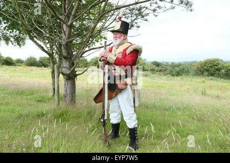 County Wexford, Irland. 2. August, stellt 2015.A Re-Enactor vor die Nachstellung der Schlacht von Vinegar Hill in der Nähe von Enniscorthy Stadt im County Wexford, Irland Darstellung einer historischen Schlacht zwischen der United Irishmen und britischen Truppen im Jahr 1798. Bildnachweis: Brendan Donnelly/Alamy Live-Nachrichten Stockfoto