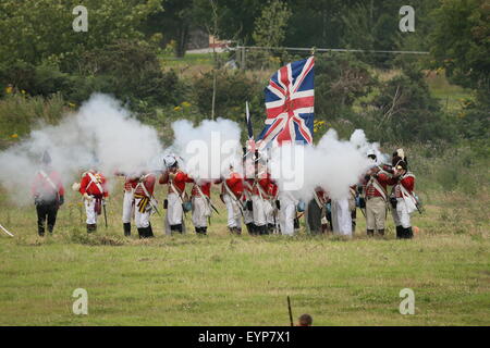 County Wexford, Irland. 2. August 2015. Re-enactment verkleidet als britische Soldaten während der Schlacht von Vinegar Hill-Re-Inszenierung in der Nähe von Enniscorthy Stadt im County Wexford, Irland Darstellung einer historischen Schlacht zwischen der United Irishmen und britischen Truppen in 1798 Feuer eröffnen. Bildnachweis: Brendan Donnelly/Alamy Live-Nachrichten Stockfoto