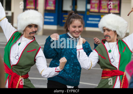 Stockton, UK, Samstag, 1. August 2015. Ein junges Mädchen mit zwei Straßenkünstler im Instant Light, 28. Stockton International Riverside Festival. Bildnachweis: Andrew Nicholson/Alamy Live-Nachrichten Stockfoto