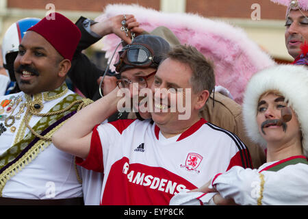 Stockton, UK, Samstag, 1. August 2015. Ein Zuschauer schließt sich Straßenkünstler an Instant Light, 28. Stockton International Riverside Festival. Bildnachweis: Andrew Nicholson/Alamy Live-Nachrichten Stockfoto