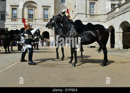 London, UK. 2. August 2015. Ein Soldat fällt vom Pferd auf Horse Guards Parade, London, UK, während die Wachablösung am Morgen des 2. August. Der Soldat versuchte, absteigen, als er erschien, seinen Fuß in den Stirup gefangen zu bekommen. Das Pferd aufgezogen auf und ab, er ging. Bildnachweis: Paul Briden/Alamy Live-Nachrichten Stockfoto