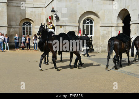 London, UK. 2. August 2015. Ein Soldat fällt vom Pferd auf Horse Guards Parade, London, UK, während die Wachablösung am Morgen des 2. August. Der Soldat versuchte, absteigen, als er erschien, seinen Fuß in den Stirup gefangen zu bekommen. Das Pferd aufgezogen auf und ab, er ging. Bildnachweis: Paul Briden/Alamy Live-Nachrichten Stockfoto