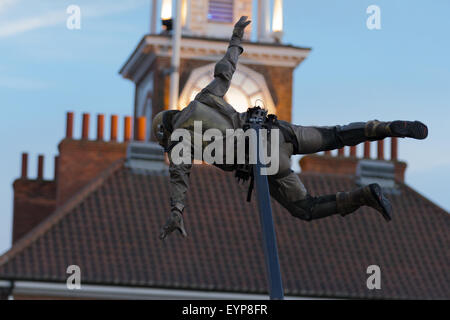 Stockton, UK, Samstag, 1. August 2015. A Street Performer aus hoch gewölbt beteiligt sich an städtischen Astronaut, ein Stück des physischen Theaters im Instant Light, 28. Stockton International Riverside Festival. Bildnachweis: Andrew Nicholson/Alamy Live-Nachrichten Stockfoto