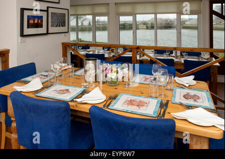 Riverside Restaurant, West Bay, Dorset, Großbritannien, ein Restaurant am Meer, spezialisiert auf Meeresfrüchte, feine Speisen und Wein. eine UK-Essen Essen Essen Stockfoto