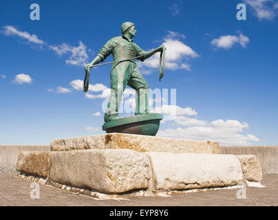 A bronze Statue in Newlyn, Cornwall zu Ehren der Fischer, der seit 1980 gestorben Stockfoto