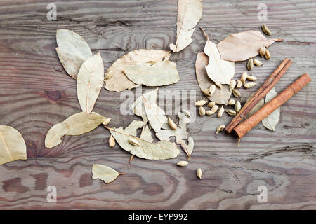 Zimt-sticks und lässt auf einem Holztisch Stockfoto