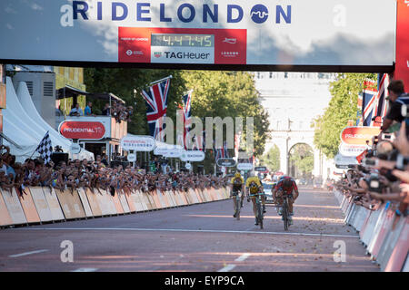 London, UK. 2. August 2015. Jean Pierre Drucker (BMC Racing Team) outsprints Mike Teunissen (Team Lotto NL-Jumbo) gewinnt die aufsichtsrechtlichen RideLondon-Surrey Classic in der Mall, London, Vereinigtes Königreich am 2. August 2015. Das Rennen am Horse Guards Parade begann und endete auf der Mall nach eine 200 km lange Strecke rund um Surrey und Greater London. Bildnachweis: Andrew Peat/Alamy Live-Nachrichten Stockfoto