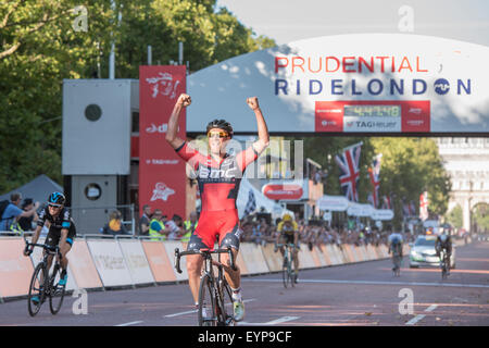 London, UK. 2. August 2015. Jean Pierre Drucker (BMC Racing Team) feiert den Sieg in der aufsichtsrechtlichen RideLondon-Surrey Classic in der Mall, London, Grossbritannien am 2. August 2015. Das Rennen am Horse Guards Parade begann und endete auf der Mall nach eine 200 km lange Strecke rund um Surrey und Greater London. Bildnachweis: Andrew Peat/Alamy Live-Nachrichten Stockfoto