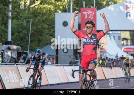 London, UK. 2. August 2015. Jean Pierre Drucker (BMC Racing Team) feiert den Sieg in der aufsichtsrechtlichen RideLondon-Surrey Classic im Horse Guards Parade, London, Grossbritannien am 2. August 2015. Das Rennen am Horse Guards Parade begann und endete auf der Mall nach eine 200 km lange Strecke rund um Surrey und Greater London. Bildnachweis: Andrew Peat/Alamy Live-Nachrichten Stockfoto