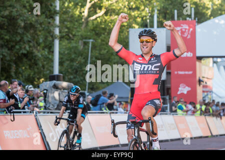 London, UK. 2. August 2015. Jean Pierre Drucker (BMC Racing Team) feiert den Sieg in der aufsichtsrechtlichen RideLondon-Surrey Classic in der Mall, London, Grossbritannien am 2. August 2015. Das Rennen am Horse Guards Parade begann und endete auf der Mall nach eine 200 km lange Strecke rund um Surrey und Greater London. Bildnachweis: Andrew Peat/Alamy Live-Nachrichten Stockfoto