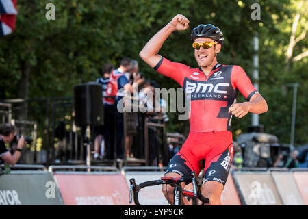 London, UK. 2. August 2015. Jean Pierre Drucker (BMC Racing Team) feiert den Sieg in der aufsichtsrechtlichen RideLondon-Surrey Classic in der Mall, London, Grossbritannien am 2. August 2015. Das Rennen am Horse Guards Parade begann und endete auf der Mall nach eine 200 km lange Strecke rund um Surrey und Greater London. Bildnachweis: Andrew Peat/Alamy Live-Nachrichten Stockfoto