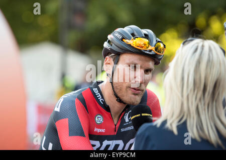 London, UK. 2. August 2015. Jean Pierre Drucker (BMC Racing Team) wird von der BBC nach seinem Sieg in der aufsichtsrechtlichen RideLondon-Surrey Classic in der Mall, London, Grossbritannien am 2. August 2015 interviewt. Das Rennen am Horse Guards Parade begann und endete auf der Mall nach eine 200 km lange Strecke rund um Surrey und Greater London. Bildnachweis: Andrew Peat/Alamy Live-Nachrichten Stockfoto