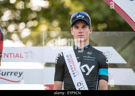 London, UK. 2. August 2015. Ben Swift (Team Sky) wird auf dem Podium nach seinem dritten Platz in der aufsichtsrechtlichen RideLondon-Surrey Classic in der Mall, London, Grossbritannien am 2. August 2015 gesehen. Das Rennen am Horse Guards Parade begann und endete auf der Mall nach eine 200 km lange Strecke rund um Surrey und Greater London. Bildnachweis: Andrew Peat/Alamy Live-Nachrichten Stockfoto