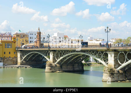 Die Brücke Isabel II oder die Triana-Brücke über den Guadalquivir in Sevilla, Andalusien, Spanien Stockfoto