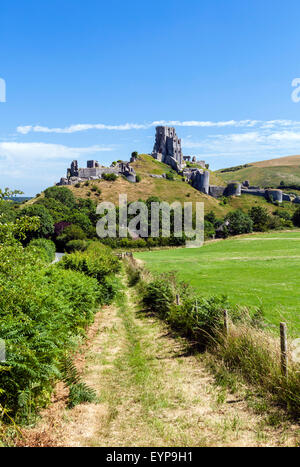 Öffentlichen Wanderweg führt zu den Ruinen von Corfe Castle, Isle of Purbeck, Dorset, England, UK Stockfoto