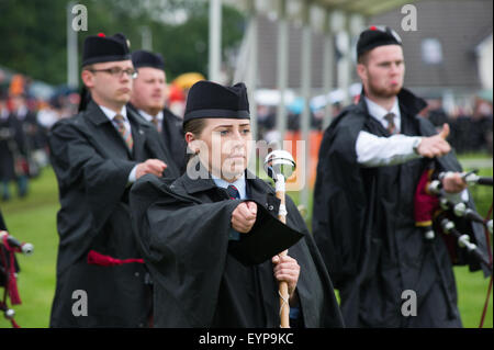 Bridge of Allan, Schottland, 2. August 2015. Bridge of Allan Highland Games 2015. Pipe Bands, sportliche und traditionelle schottische Wettkämpfe statt in Bridge of Allan Highland in der Nähe von Stirling. Die Veranstaltung ist in der Nähe die Ochil Hills und hat Blick auf das Wallace Monument und Stirling Castle. Tambourmajor Iona Verbrennungen führt auf einem Band während des Marsches übergeben. Bildnachweis: Andrew Steven Graham/Alamy Live-Nachrichten Stockfoto