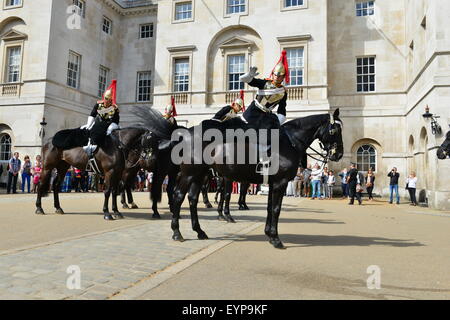 London, UK. 2. August 2015. Ein Soldat fällt vom Pferd auf Horse Guards Parade, London, UK, während die Wachablösung am Morgen des 2. August. Der Soldat versuchte, absteigen, als er erschien, seinen Fuß in den Stirup gefangen zu bekommen. Das Pferd aufgezogen auf und ab, er ging. Bildnachweis: Paul Briden/Alamy Live-Nachrichten Stockfoto