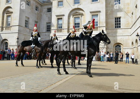 London, UK. 2. August 2015. Ein Soldat fällt vom Pferd auf Horse Guards Parade, London, UK, während die Wachablösung am Morgen des 2. August. Der Soldat versuchte, absteigen, als er erschien, seinen Fuß in den Stirup gefangen zu bekommen. Das Pferd aufgezogen auf und ab, er ging. Bildnachweis: Paul Briden/Alamy Live-Nachrichten Stockfoto