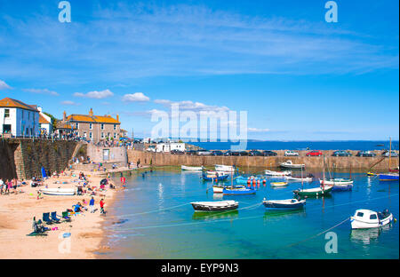 Einen schönen Blick auf das kornische Dorf Mousehole. Es zieht viele Touristen aber auch eine beliebte Arbeitsfischerdorf. Stockfoto