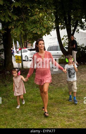 Kopenhagen, Dänemark. 2. August 2015. Dänische Prinzessin Marie macht einen Spaziergang mit Henrik Prinz und Prinzessin Athena in Kopenhagen Historic Grand Prix, wo ihr Ehemann, Prinz Joachim als Rennfahrer zusammen mit Le-Mans-Sieger Tom Kristensen teilgenommen. Bildnachweis: OJPHOTOS/Alamy Live-Nachrichten Stockfoto