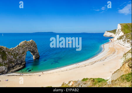 Strand von Kalkstein Bogen von Durdle Door, in der Nähe von Lulworth, Jurassic Coast, Dorset, England, UK Stockfoto