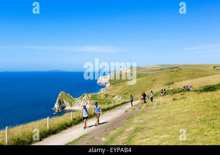 Wanderer auf dem South West Coast Path mit Blick auf Durdle Door, in der Nähe von Lulworth, Jurassic Coast, Dorset, England, UK Stockfoto