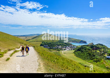 Wanderer auf dem South West Coast Path mit Blick auf Lulworth Cove, Lulworth, Jurassic Coast, Dorset, England, UK Stockfoto