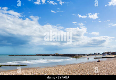 Der Stadtstrand mit The Cobb hinter Lyme Regis, Lyme Bay, Jurassic Coast, Dorset, England, UK Stockfoto