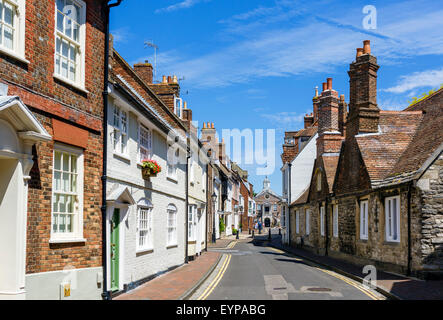 Church Street in der historischen Altstadt mit 16thC Armenhäuser auf der rechten Seite, Poole, Dorset, England, UK Stockfoto