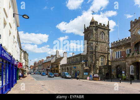 Die High Street mit St. Peter-Kirche und das Rathaus auf der rechten Seite, Shaftesbury, Dorset, England, UK Stockfoto