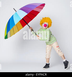 Clown mit bunten Regenschirm auf weiß Stockfoto